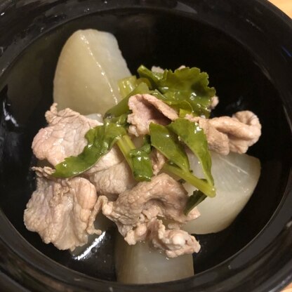 お米で大根と豚肉を下茹でして
大根によく味がしみて
美味しく出来ました(o^^o)
飾り用にネギがなく　
大根の葉もいれて
しまいました。